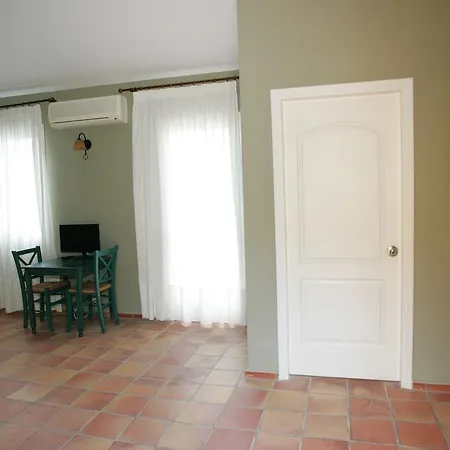 Lägenhetshotell Mounda 3*